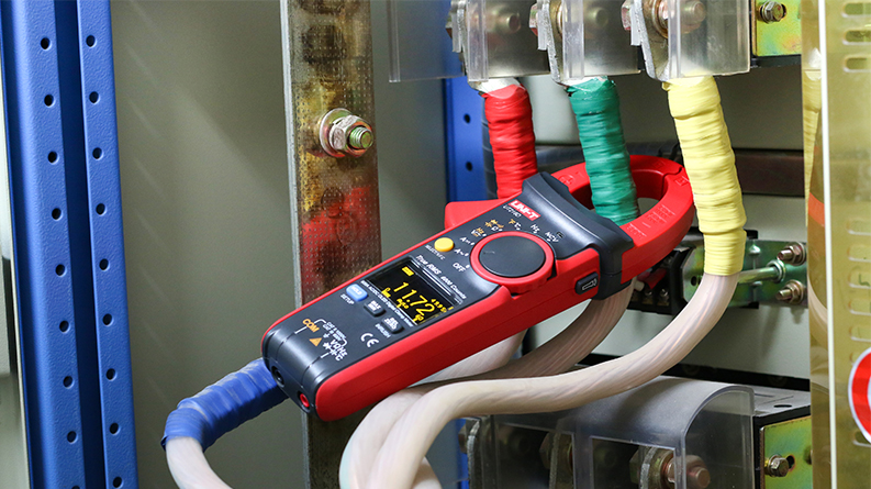Sử dụng ampe kìm UNI-T UT216C đo dòng điện
